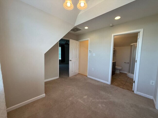 Building Photo - 3 Bedroom 3.5 Bathroom Home Located in Gre...