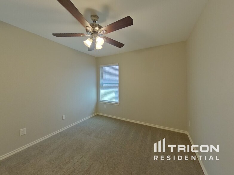 Building Photo - 617 Chickadee Dr