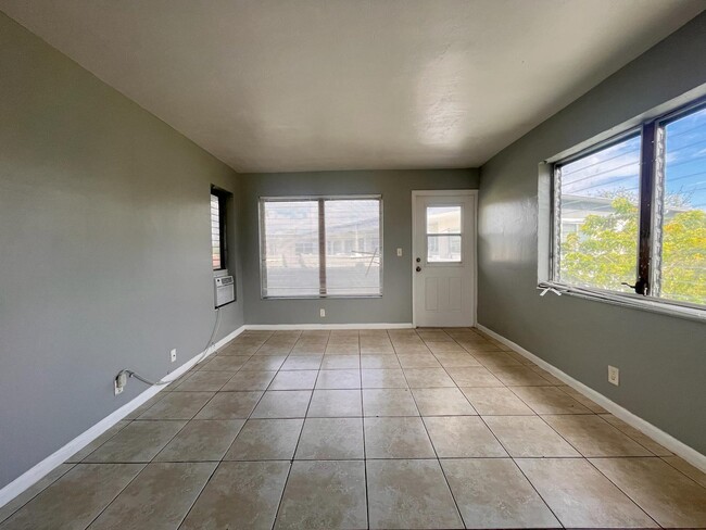 Building Photo - 1241 W River Dr