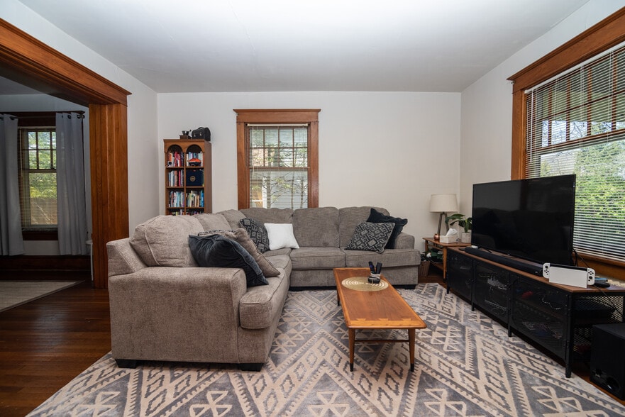 Building Photo - 308 E Linn St