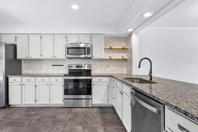 Building Photo - 7123 Gresham Ct W