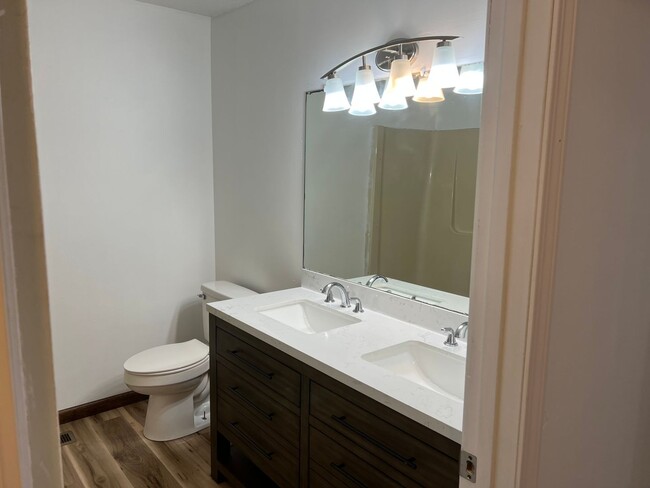 Building Photo - 4 Bedroom, 1.5 Bathroom Duplex on Blooming...