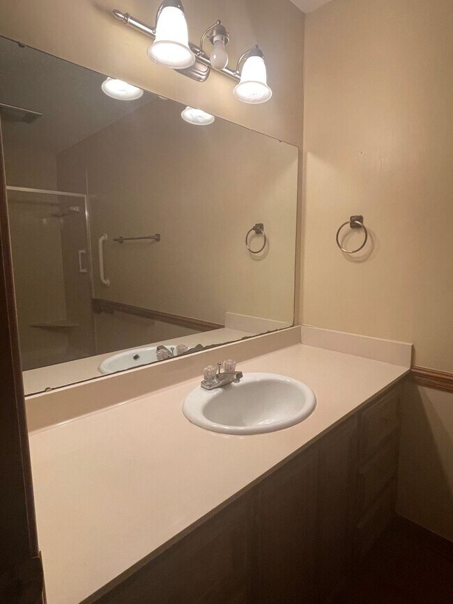 Building Photo - Two Bedroom Townhouse Near the Cajundome!