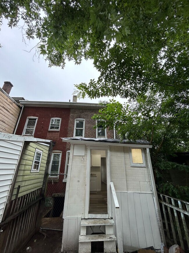 Building Photo - 2 Bedroom House Close to Transportation!