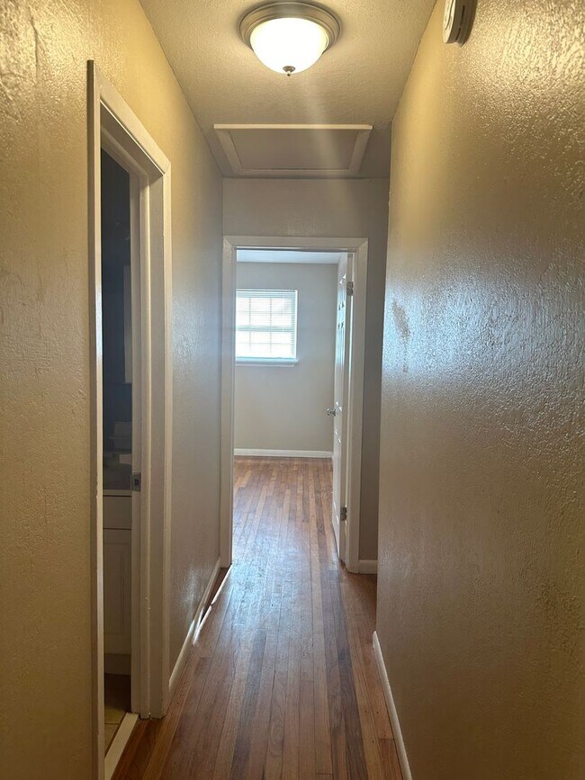 Building Photo - 3 Bedroom 2 Bath home located just off Oca...