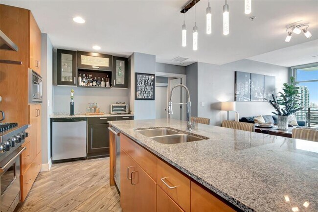 Building Photo - 1120 E Kennedy Blvd