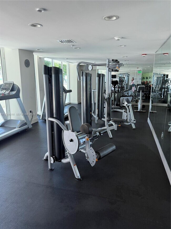 Building Photo - 5025 Collins Ave