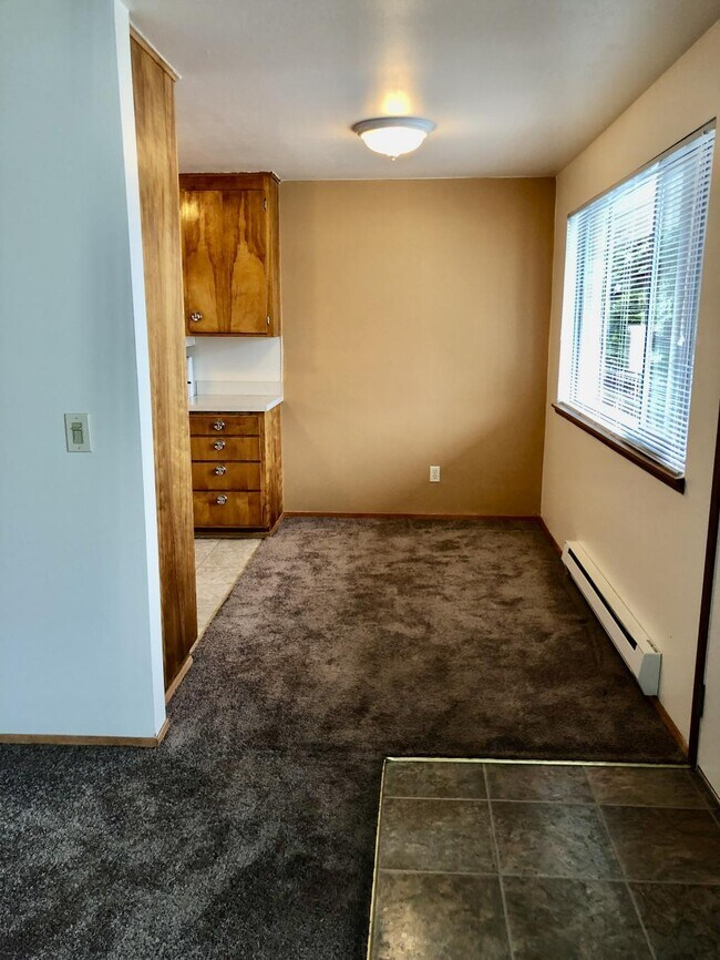 Building Photo - Laurel Apartments - 2 bedrooms
