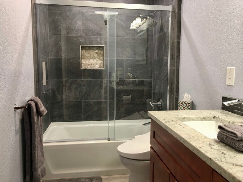 Guest Bathroom - 718 Kirkland Cir