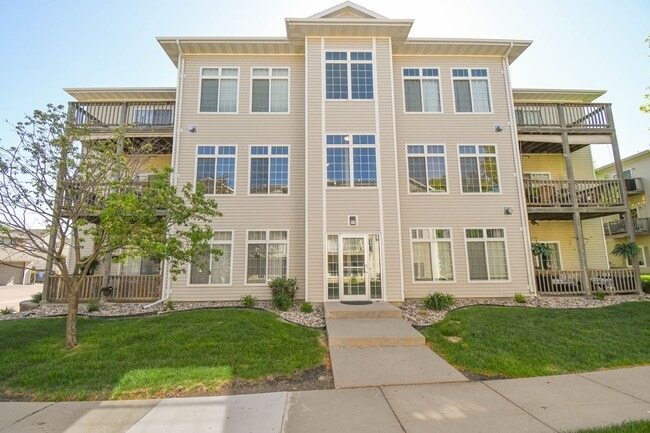 Building Photo - 7434 S Louise Ave