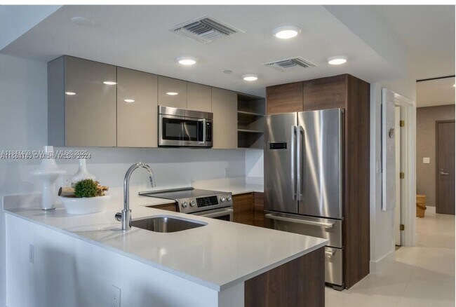 Building Photo - 9261 E Bay Harbor Dr