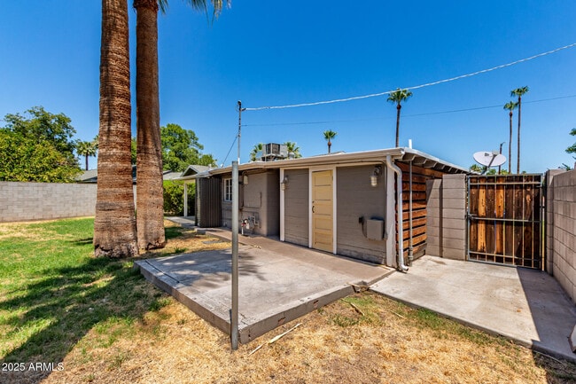 Building Photo - 1049 E Colter St