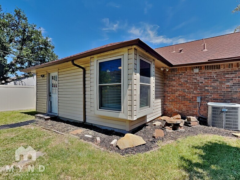 Building Photo - 521 Magnolia Dr
