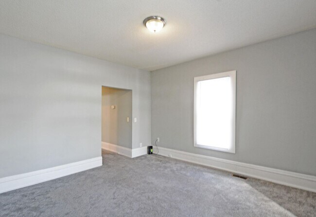 Building Photo - 3-Bed 1-Bath Lower Level Unit in Minneapolis - Available Now!