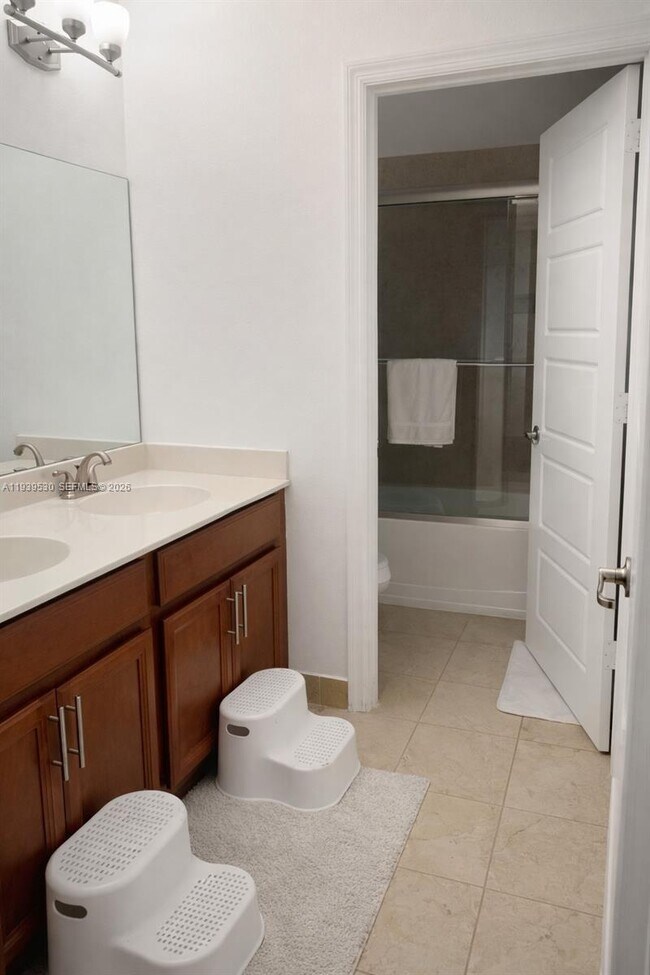 Building Photo - 909 NE 193rd Terrace