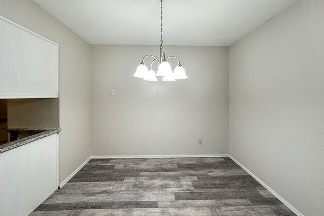 Building Photo - Gorgeous Upstairs 2 Bed 2 Bath In The Heart Of Norman!