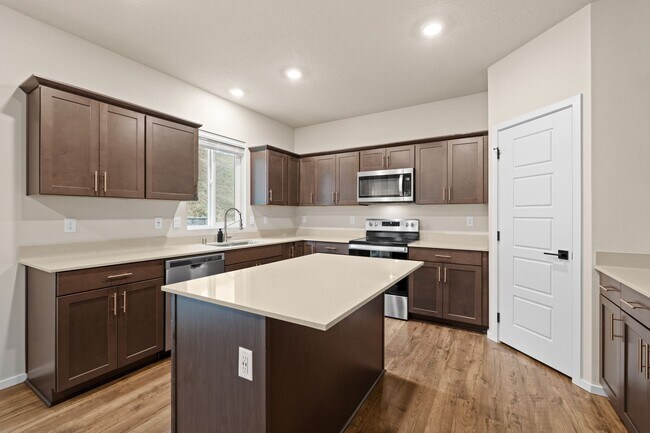 Building Photo - 2022 Built Charming 4-Bedroom Retreat with Scenic Views just 15 minutes west from downtown Spokane