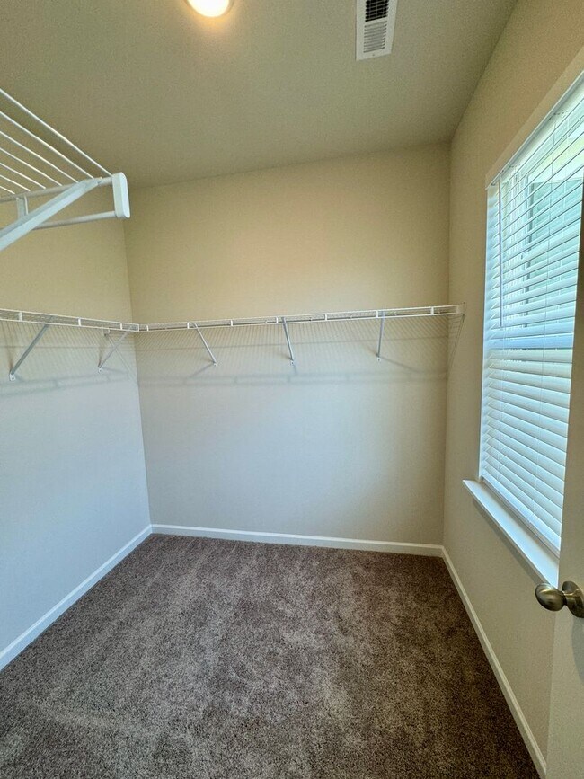 Building Photo - Beautiful, 3BR/2.5BA Townhouse in Gastonia