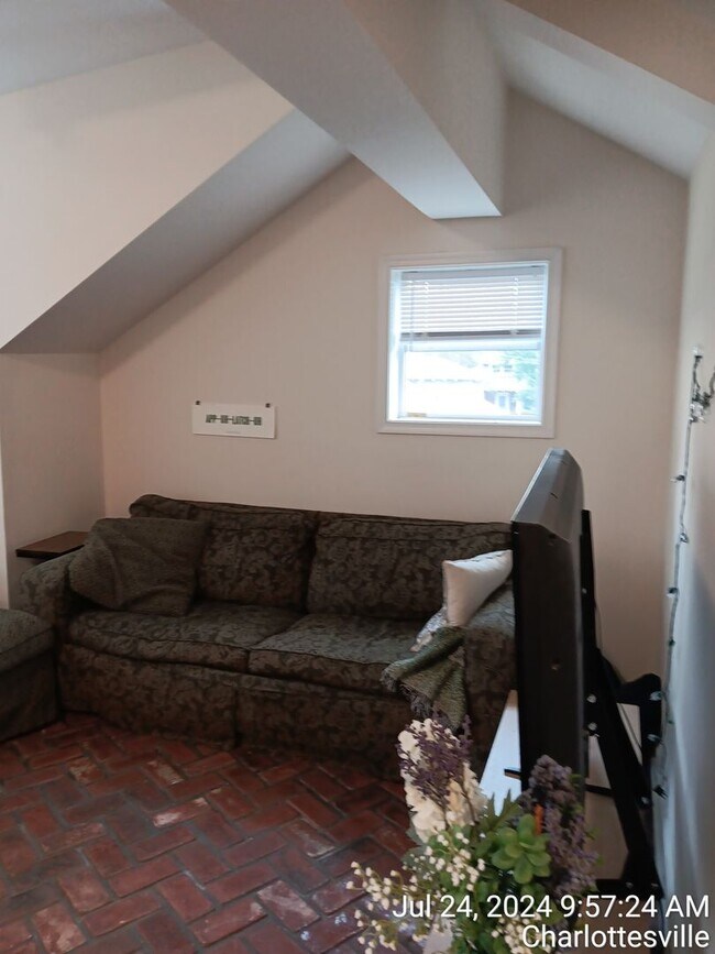 Building Photo - 14th Street NW / 2 Bedroom / 2 Bath Leasin...