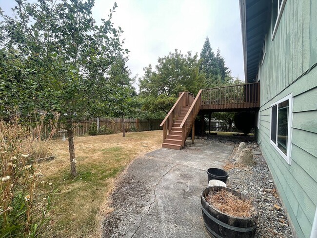 Building Photo - 1017 N Viewmont Dr