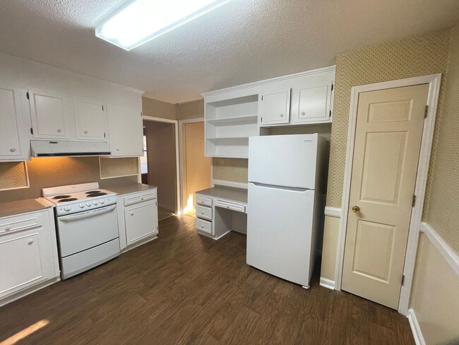 Building Photo - 3 bedroom 2 bathroom  house available now!  Bonus Room!