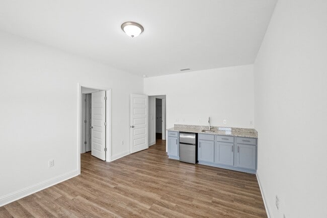 Building Photo - DON'T MISS OUT!