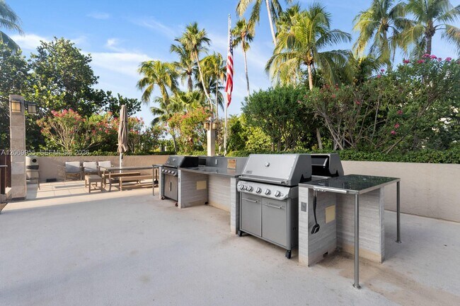 Building Photo - 251 Crandon Blvd