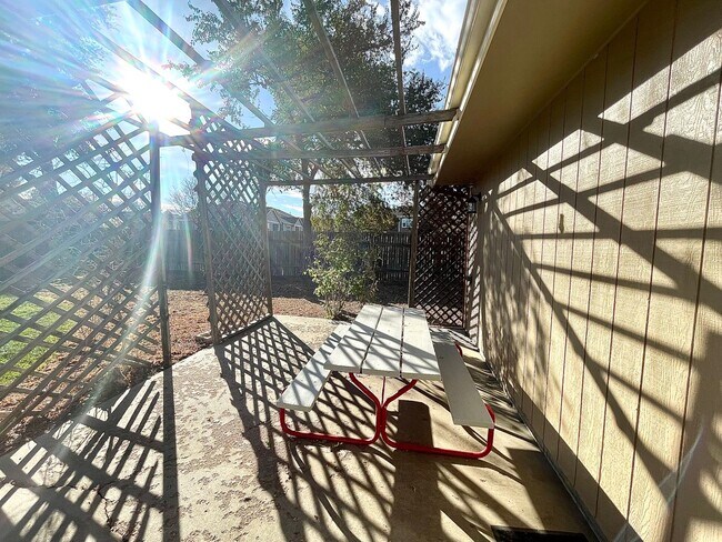 Building Photo - Beautiful updated 3 bedroom 2 bath home in Greeley!