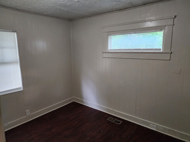 Building Photo - 614 Fern St