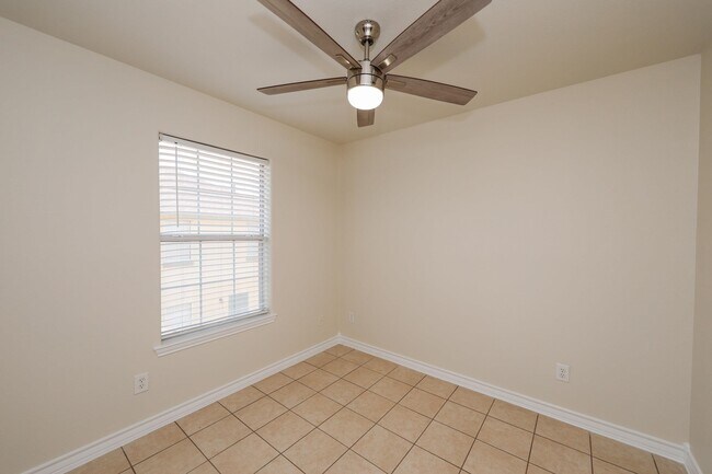 Building Photo - 1000 Ranchway Dr