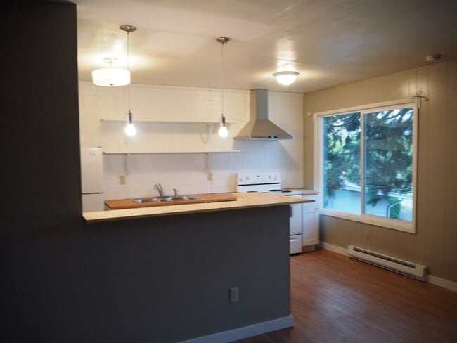Building Photo - Updated, upstairs 2-bdrm/1-bath triplex apt—On-site w/d, off-street parking, near downtown St. Johns