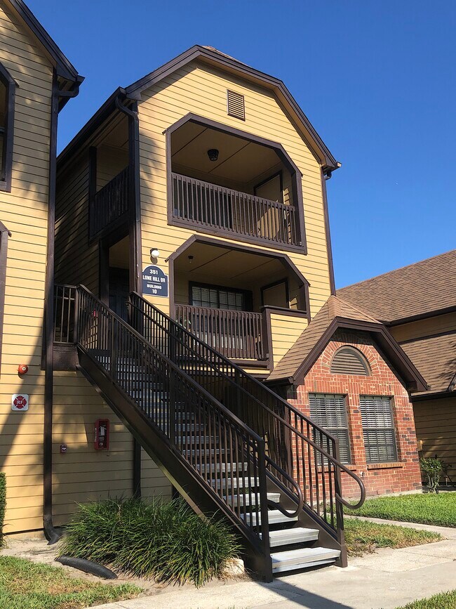 Building Photo - 351 Lone Hill Dr