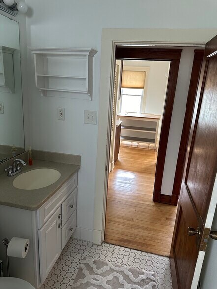 Upstairs Bath - 524 W Shore Dr