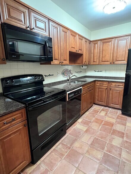 Kitchen 3/5 - 2105 Bucknell Ter