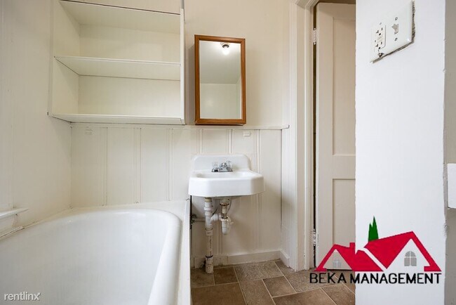 Building Photo - 2 br, 1 bath Triplex - 19336 Martin Rd Apt 3