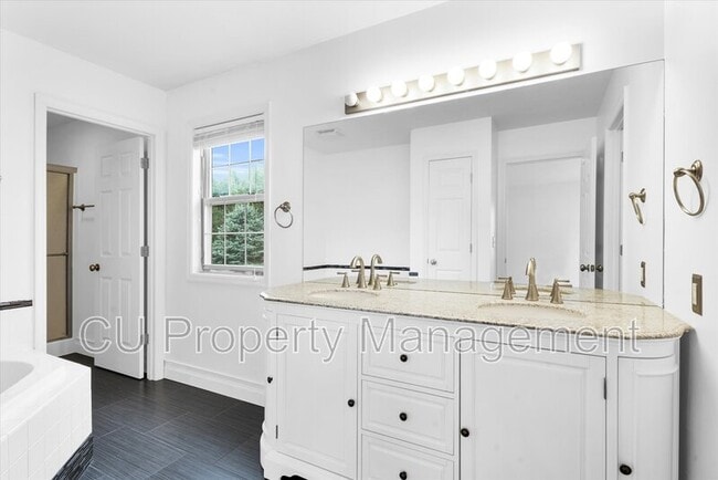 Building Photo - 506 E Tomaras Ave