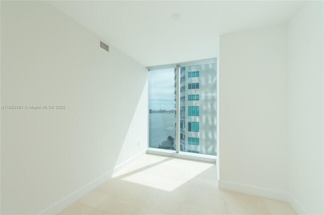 Building Photo - 700 NE 26th Terrace