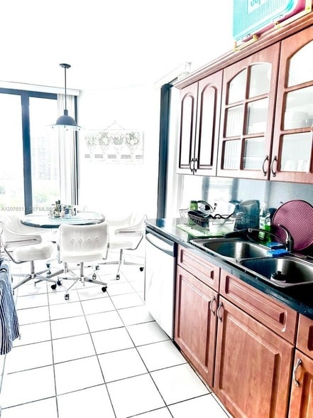 Building Photo - 20185 E Country Club Dr