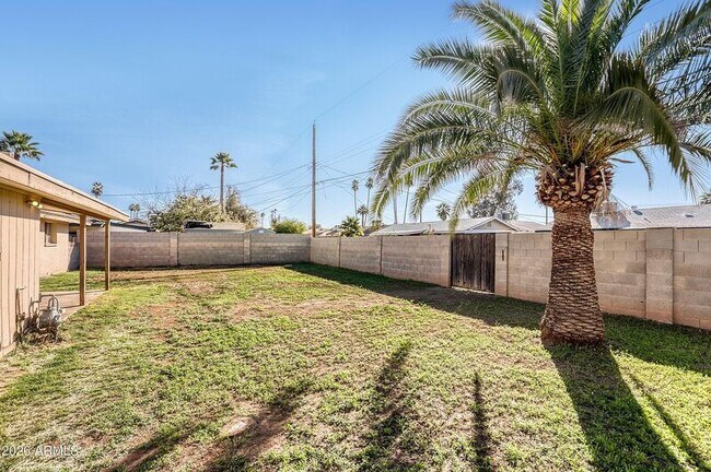 Building Photo - 921 E Campus Dr