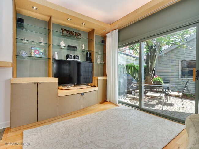 Building Photo - Rarely available single family home for rent in the Southport Corridor!