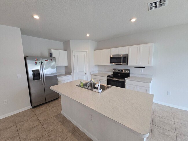 Building Photo - 3 bed 2 bath home