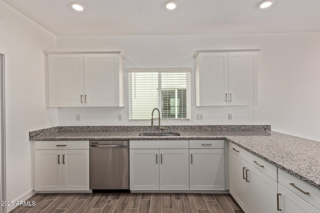 Building Photo - 1564 N Pueblo Dr