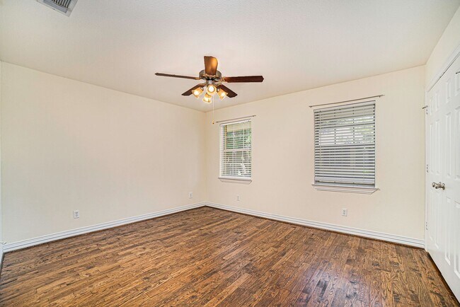 Building Photo - Charming, turnkey apartment near Oak Lawn ...