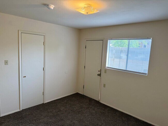 Building Photo - General Marshall St (216)