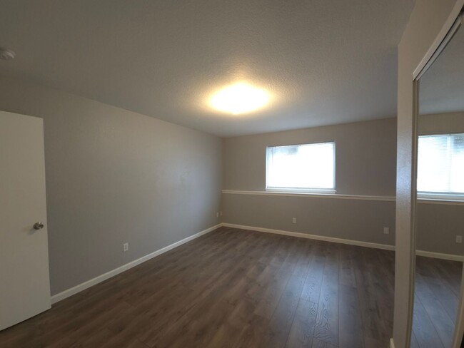 Building Photo - Newly Remodeled 4-plex!