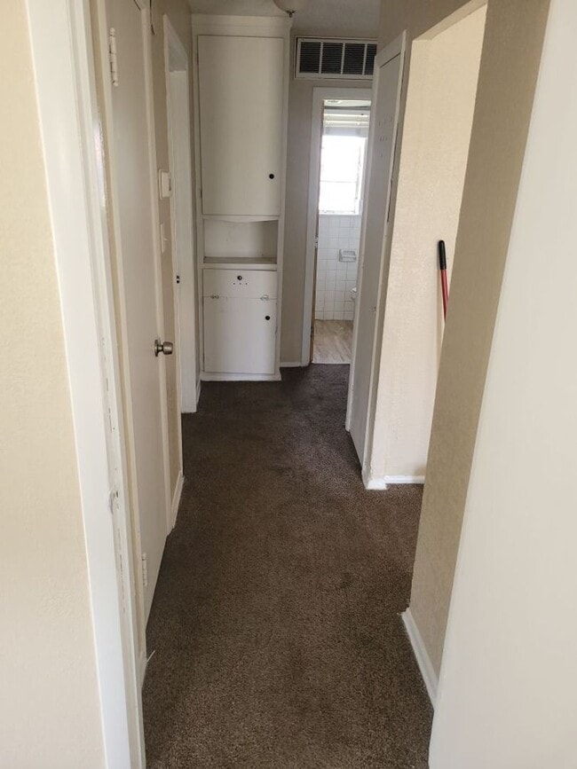 Building Photo - 2 bed 1 bath   Nice apartment. Washer dryer included !