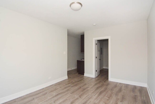 Building Photo - 725 W Brompton Ave