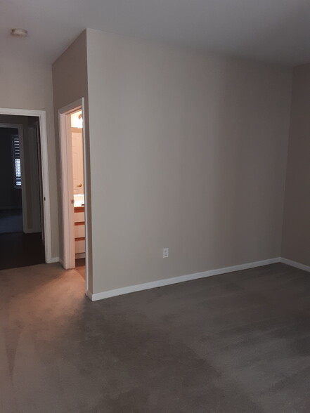 Master bedroom w/ bath - 2598 Oak Rd