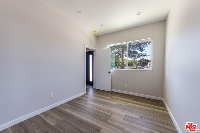 Building Photo - 6700 Balboa Blvd