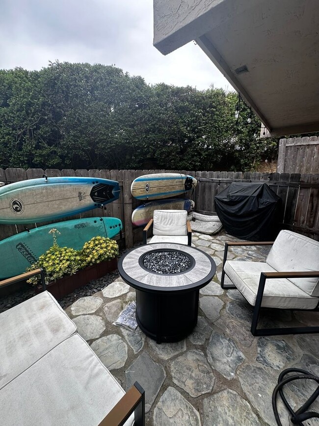 Building Photo - Beautiful, Charming 2-story townhome 2 bed...